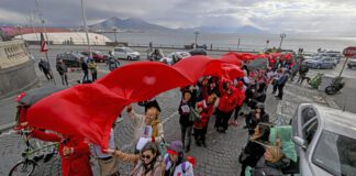 Napoli contro la violenza sulle donne, flash mob in cerchio in piazza Plebiscito