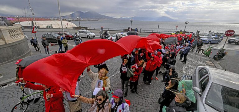 Napoli contro la violenza sulle donne, flash mob in cerchio in piazza Plebiscito