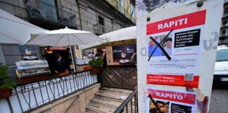 Vandali a Napoli, danneggiate locandine con volti israeliani rapiti: sono state strappate o cancellate