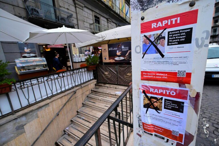 Vandali a Napoli, danneggiate locandine con volti israeliani rapiti: sono state strappate o cancellate