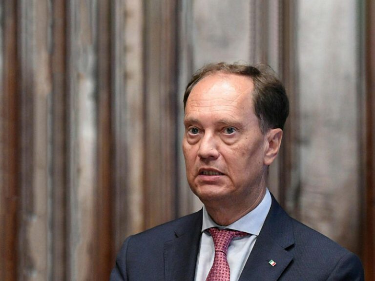 Il ministro Ciriani a Caivano: “Grazie a don Patriciello, ripartire dando speranza ai cittadini onesti”