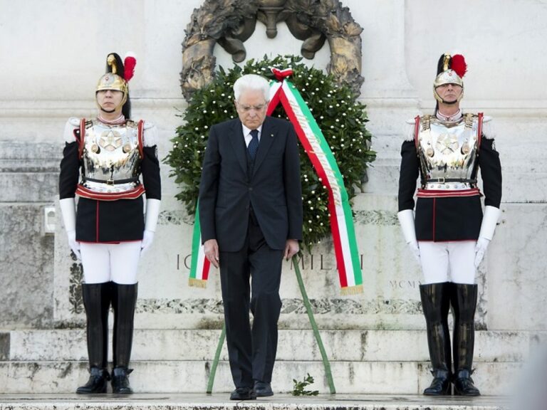 Giorno Unità nazionale e festa Forze armate, Mattarella depone una corona di alloro