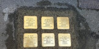 Roma, oltraggiate due pietre d’inciampo: ignoti tentato di bruciarle, ricordavano due deportati