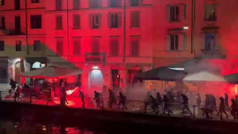 Milano, scontri tra ultras di Milan e Psg ai Navigli: accoltellato un francese