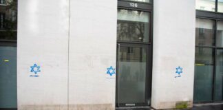 Francia, stelle di David su abitazioni e negozi a Parigi