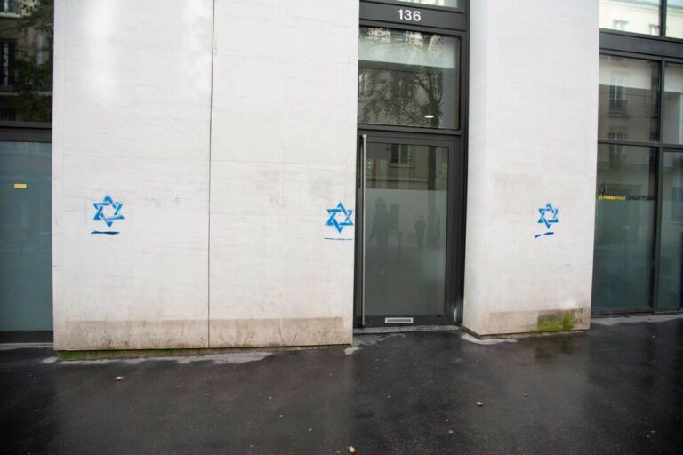 Francia, stelle di David su abitazioni e negozi a Parigi