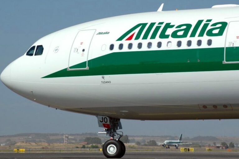 Alitalia licenzia 2668 persone, lettera inviata a governo e sindacati