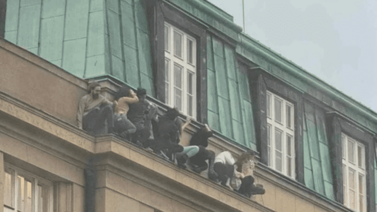 Strage all’università di Praga, quindici le vittime. Il killer su telegram: “Voglio sparare a una scuola e uccidermi”