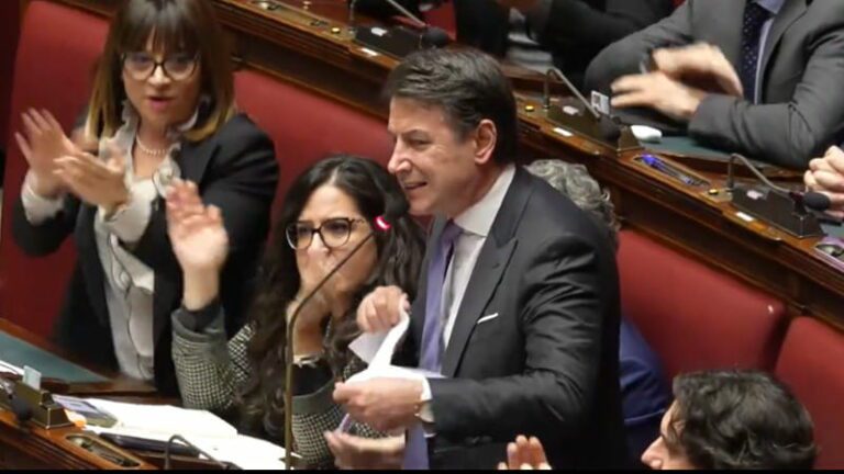 Scontro sul salario minimo alla Camera, respinto l’emendamento dell’opposizione: Conte strappa il testo in aula