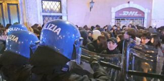 Corteo di studenti davanti alla Camera: scontri con la polizia, manifestanti accendono fumogeni