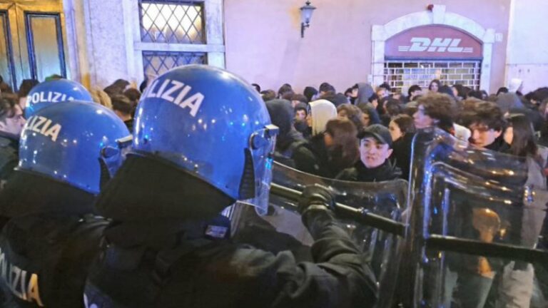 Corteo di studenti davanti alla Camera: scontri con la polizia, manifestanti accendono fumogeni