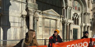 Ambientalisti a Venezia, fango contro la Basilica di San Marco. Zaia: “Assolutamente da condannare”