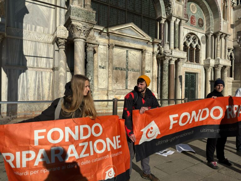 Ambientalisti a Venezia, fango contro la Basilica di San Marco. Zaia: “Assolutamente da condannare”