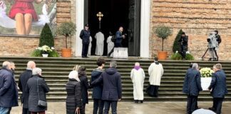 In migliaia ai funerali di Giulia Cecchettin a Padova, il papà Gino: “Grazie per questi 22 anni”
