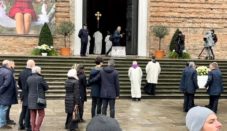 In migliaia ai funerali di Giulia Cecchettin a Padova, il papà Gino: “Grazie per questi 22 anni”