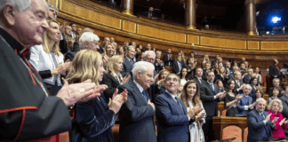 Concerto di Natale in Senato, standing ovation per il Capo dello Stato: La Russa dona a Castellitto campanella dei lavori Senato