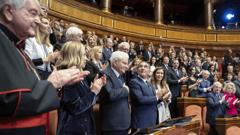 Concerto di Natale in Senato, standing ovation per il Capo dello Stato: La Russa dona a Castellitto campanella dei lavori Senato
