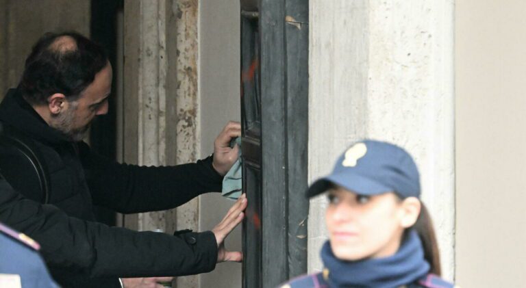 Imbrattato portone di Palazzo Chigi con vernice rossa, denunciato 25enne