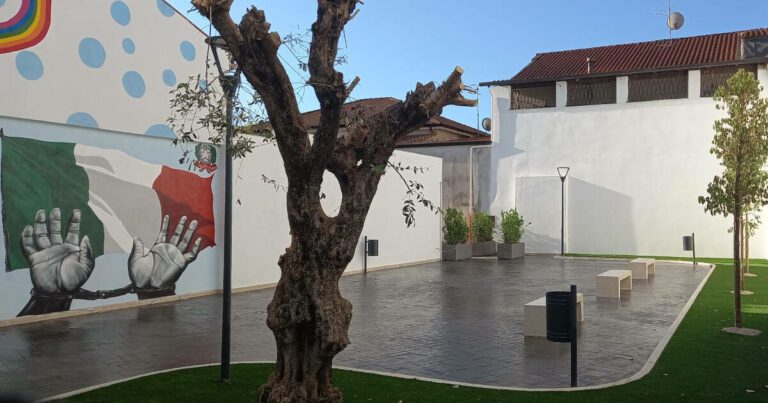 VIDEO Evento a Casapesenna, De Rosa: “Piazzetta della Rinascita contro tenebre dei clan”. Presenti il viceprefetto Del Prete, il pm Milita e tanti studenti