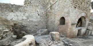 Pompei, emerge un panificio-prigione: nel pavimento intagli per coordinare il movimento di operai ed asini