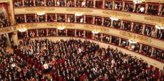 Prima della Scala, in scena il Don Carlo. Uomo urla: “Viva l’Italia antifascista. No al fascismo”