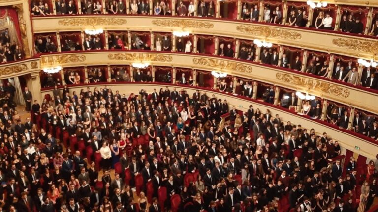 Prima della Scala, in scena il Don Carlo. Uomo urla:  “Viva l’Italia antifascista. No al fascismo”