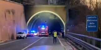 Urbino, scontro tra pullman e ambulanza in galleria: 4 morti