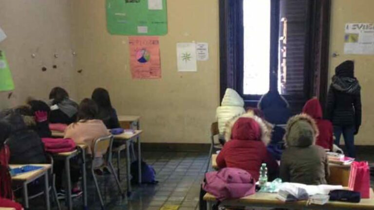Orta di Atella, alunni a scuola nel gelo: Santillo e Lamberti a braccia conserte. E il cimitero al buio da un mese
