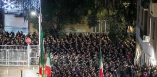 Acca Larentia, saluti romani e polemiche per l’anniversario della strage. Le opposizioni insorgono: “Vergogna”