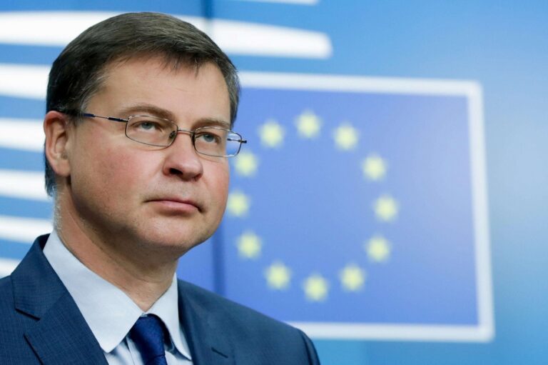 Dombrovskis avverte Italia su manovra, ma poi l’Ue rettifica: “Nell’intervista c’è stato un errore di traduzione”