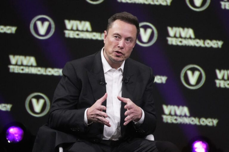 Oxfam: “Da Musk a Bezos, i paperoni raddoppiano la fortuna, fermi i poveri”
