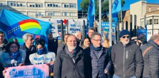 Violenze in ospedale, flash mob di medici e infermieri organizzati da Uil e Uil Fpl di Napoli e Campania: “Basta aggressioni”