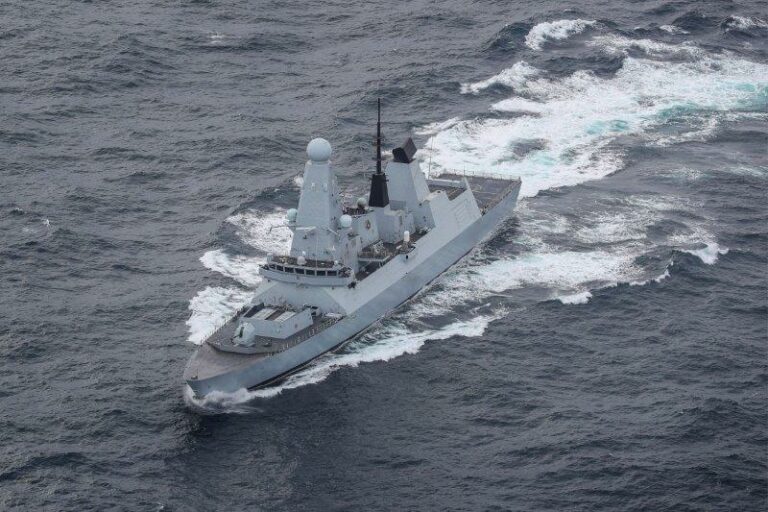 Mar Rosso, cargo greco colpito da un missile. Operazione dei Navy Seals, sequestrati missili diretti a Houthi