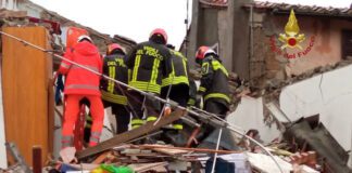 Crolla palazzina vicino a Roma, ipotesi la fuga di gas: tre estratti vivi