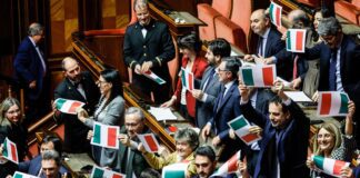 Autonomia differenziata, ok del Senato. Le opposizioni cantano l’inno di Mameli, il Pd in aula con il tricolore