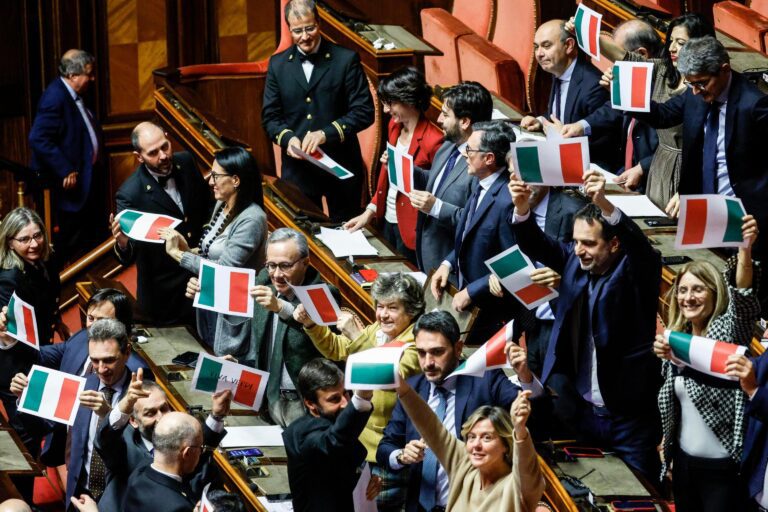 Autonomia differenziata, ok del Senato. Le opposizioni cantano l’inno di Mameli, il Pd in aula con il tricolore