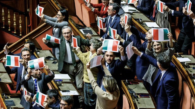 Autonomia differenziata, arriva il primo sì dal Senato: protesta delle opposizioni con l’Inno di Mameli e tricolore