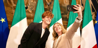 Sinner incontra Meloni, abbracci e selfie con la premier: domani al Quirinale
