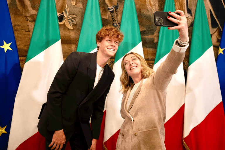 Sinner incontra Meloni, abbracci e selfie con la premier: domani al Quirinale