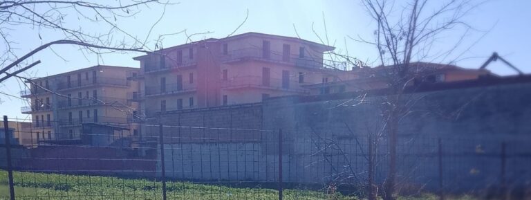 FOTO Orta di Atella, aste giudiziarie e clan, nel mirino dei carabinieri due palazzi nella zona Laghetto: affare sporco da 2 milioni