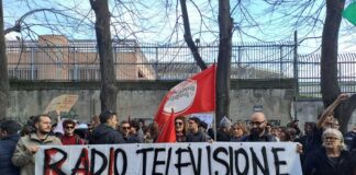Presidio per Ghali a Napoli, scontri fuori sede Rai: “Colpiti da manganelli”