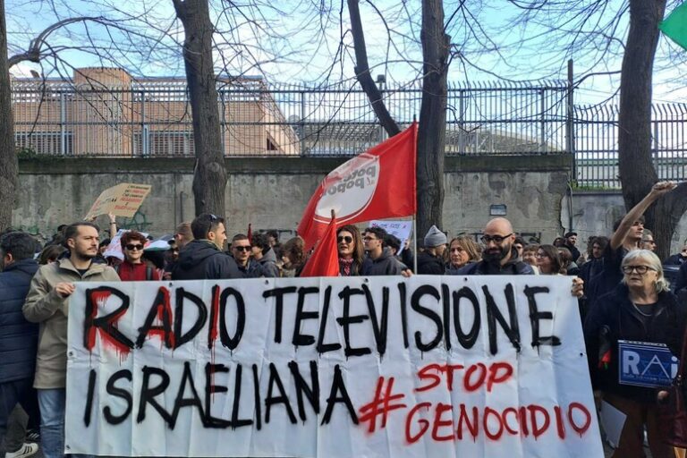 Presidio per Ghali a Napoli, scontri fuori sede Rai: “Colpiti da manganelli”