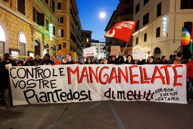 Studenti in piazza contro i manganelli a Roma: “Piantedosi dimettiti”