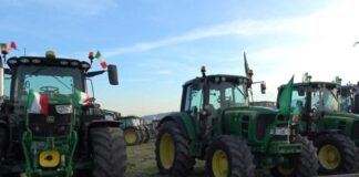 Protesta dei trattori a Salerno, corteo dalla Piana del Sele: dai cittadini incoraggiamenti ai manifestanti