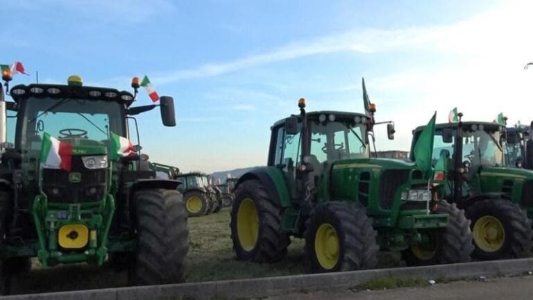 Proteste dei trattori, prima retromarcia Ue: von der Leyen pronta a ritirare il regolamento sui pesticidi
