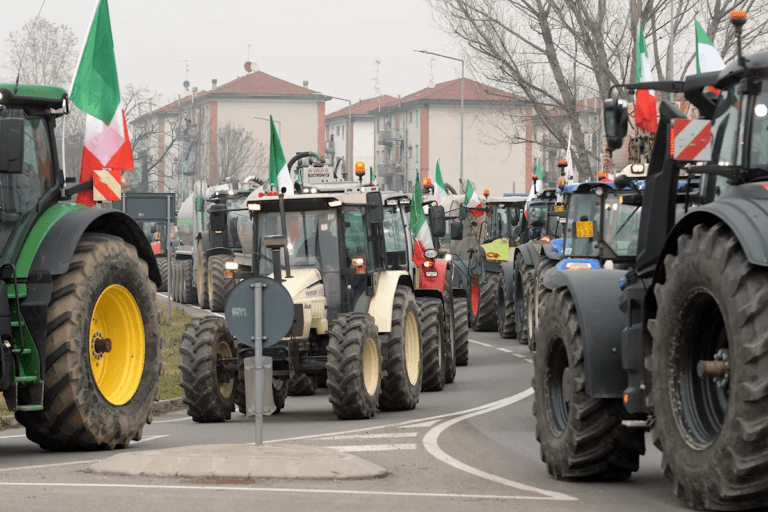 Proteste dei trattori, pressing sul governo: “Vogliamo vedere Meloni”. Scintille tra FdI e Lega