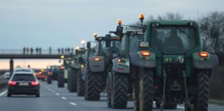 Tensione a Bruxelles, trattori forzano un blocco: in corso la riunione del Consiglio dei ministri dell’Agricoltura