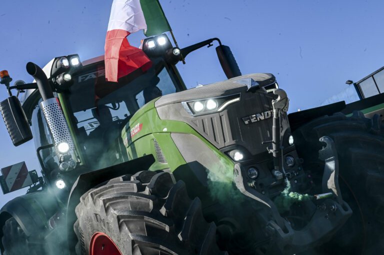Protesta dei trattori, manifestazione in centro a Roma: due i mezzi a piazza della Repubblica