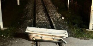 Circumesuviana, il caso Pompei: tre minori misero vasca da bagno sui binari