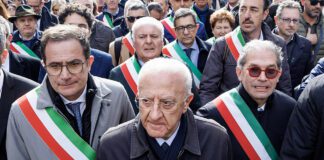 Scontro Meloni-De Luca sull’autonomia, il governatore in protesta a Roma: “L’unico insulto ieri lo ha rivolto la premier”